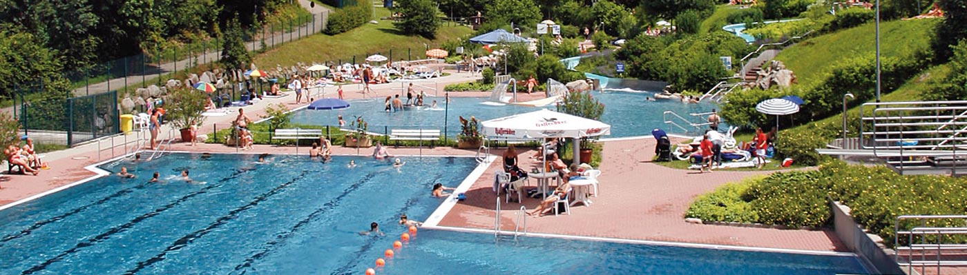 Igelbachbad Gernsbach Badegäste tummeln sich im Schwimmbecken des Igelbachbades