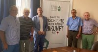 Mitglieder des Stiftungsrates. Von links nach rechts: V.l.n.r.: Fred Schiel, Friedebert Keck, Bürgermeister Julian Christ, Dr. Wolfgang Tzschaschel und Peter Oetker.