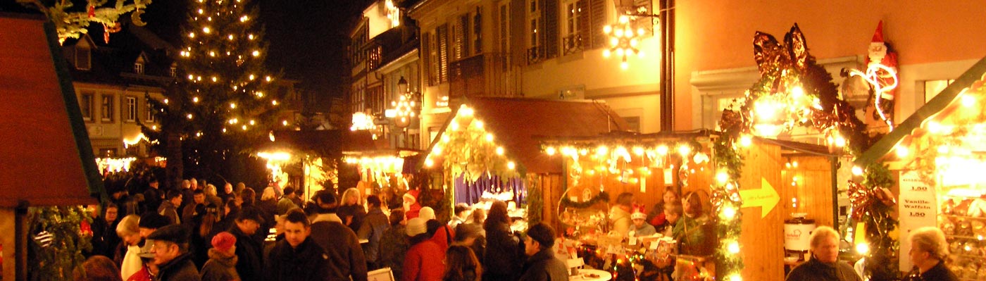 Gernsbacher Weihnachtsmarkt Menschen zwischen weihnachtlich beleuchteten Hütten und Weihnachtsbaum beim Weihnachtsmarkt in der Altstadt