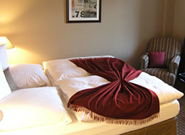 Hotelzimmer mit Doppelbett