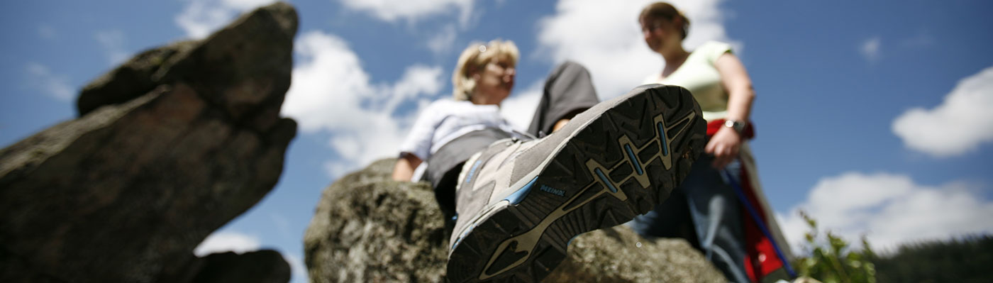 Zwei Wanderer auf dem Orgelfelsen