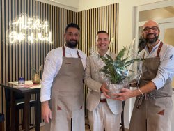 Geschäftsführer Paolino Napolitano (links) und Alberto Terzano (rechts) freuen sich über den Willkommensgruß des Bürgermeisters Julian Christ (mittig). Geschäftsführer Paolino Napolitano (links) und Alberto Terzano (rechts) freuen sich über den Willkommensgruß des Bürgermeisters Julian Christ (mittig).