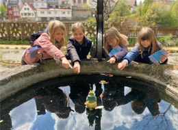 Spielplatz Spielplatz mit Rutsche und Wippe