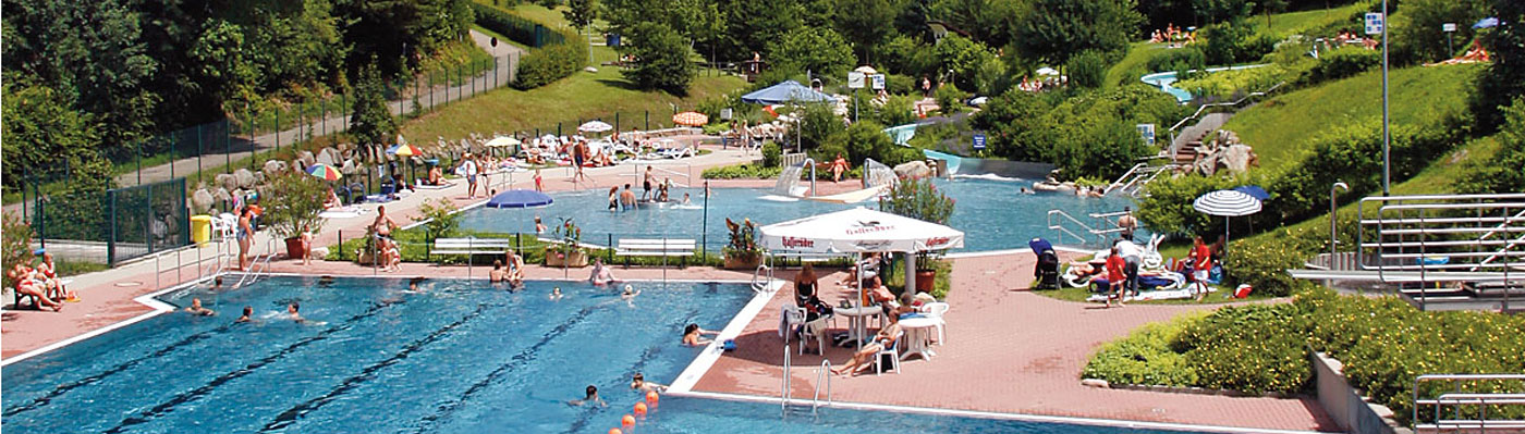 Igelbachbad Gernsbach Badegäste tummeln sich im Schwimmbecken des Igelbachbades