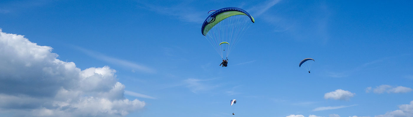 Gleitschirmflieger am Himmel