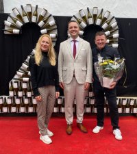 Gratulation zum 20jährigen Jubiläum. Bürgermeister Christ (Bildmitte) gratuliert Rosiwha Werner (links im Bild) und Bernd Werner (rechts im Bild zum Jubiläum.