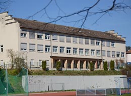Außenansicht Grundschule Von-Drais-Schule. Im Vordergrund ein Teil des Stadions Gernsbach