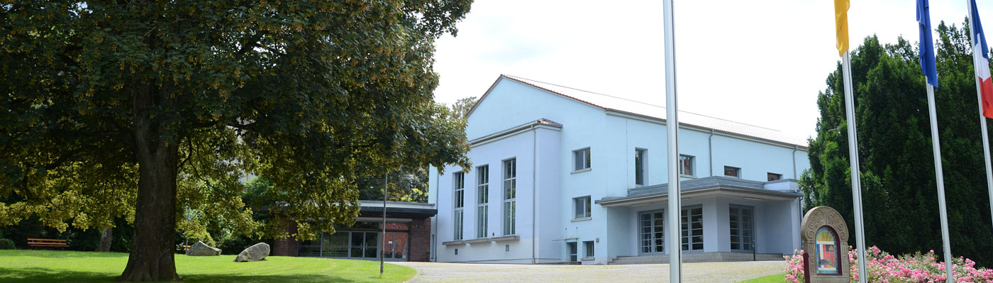 Außenansicht der Stadthalle Gernsbach