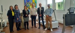 V.r.n.l.: René Schalles (Therapieleiter), Wolfgang Vogt (Kaufmännischer Direktor), Bürgermeister Julian Christ, Wirtschaftsförderin Nicoletta Arand, Bettina Droll (Organisationsentwicklung und Qualitätsmanagement) und Marcelina Banach (Assistentin der kaufmännischen Direktion).