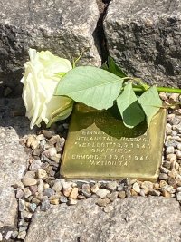 Goldener Gedenkstein für Heinrich Kilgus mit weißer Rose.