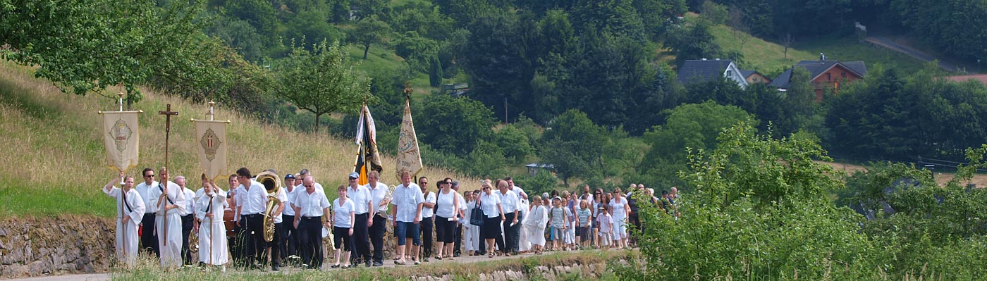 Prozession zur Illertkapelle am Ortsrand zum Lautenbacher Feiertag Maria Heimsuchung