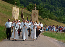 Lautenbacher Bürger und Vereine gehen in einer Prozession zur Illertkapelle