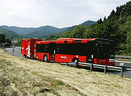 Der rote Südwestbus hält an einer Bushaltestelle