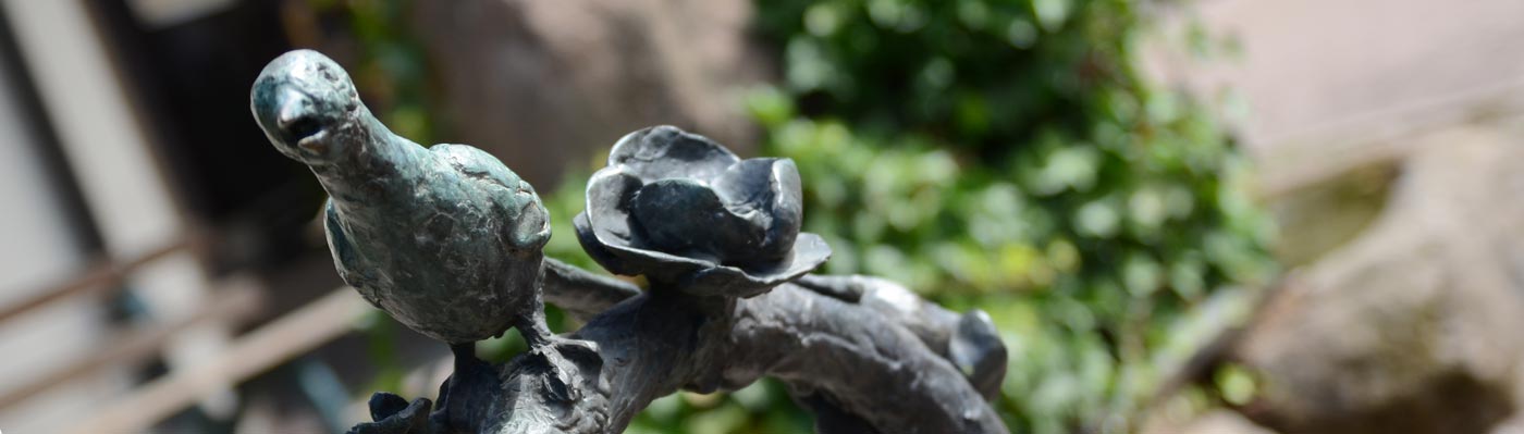 Detailaufnahme eines Vogels am Brunnen am Bürgerhaus