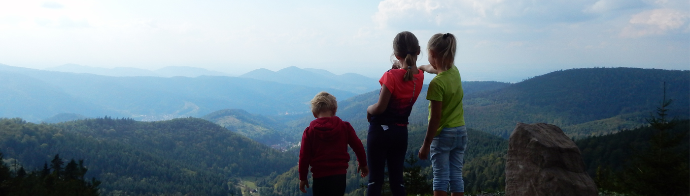 Kinder schauen ins Murgtal - Foto: Touristinfo Gernsbach, K.Schmitt 3 Kinder von hinten, schauen ins Murgtal