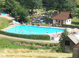 Badegäste im Freibad Reichental