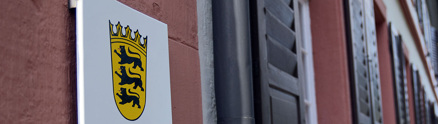 Wappen des Landes Baden-Württemberg am Amtsgericht Gernsbach: im goldenen Schild drei schreitende schwarze Löwen mit roten Zungen