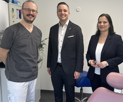 Drei Personen in einer Zahnarztpraxis