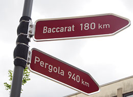 Wegweiser in die Partnerstädte Baccarat und Pergola