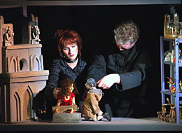 Die Puppenspieler von Theater con Cuore im Bühnenbild vor Notre Dame spielen mit den Puppen Esmeralda und Quasimodo