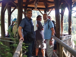 Grafensprung Wanderer im Aussichtspavillon Grafensprung