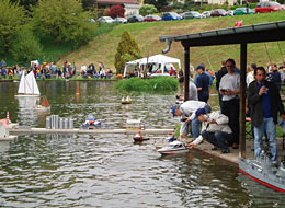 Die Modellbaufreunde lassen ihre Modelboote am Einsweiher zu Wasser