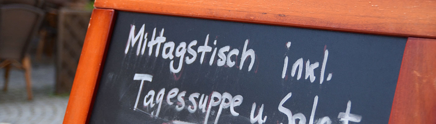 Tafel mit Mittagstisch-Angebot