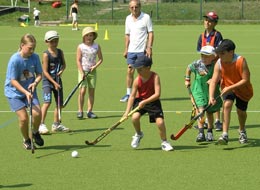 Kinder spielen Hockey