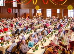  Die Senioren aus Gernsbach genießen in der voll besetzten Stadthalle bei Kaffee und Kuchen das Programm beim Seniorennachmittag
