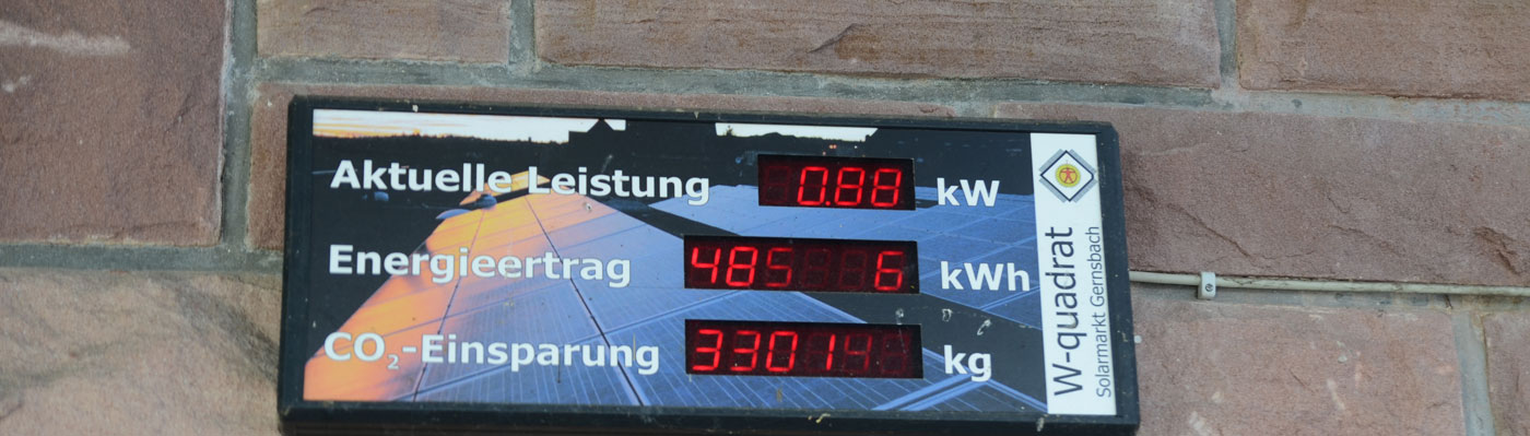 Anzeigetafel der Bürgersolaranlage auf der Stadthalle Anzeigetafel mit Aktueller Leistung, Energieertrag, CO2-Einsparung