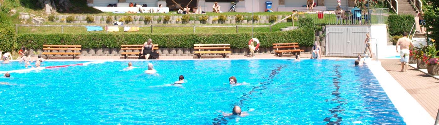Badegäste im Freibad Reichental