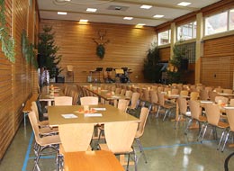 Die Turnhalle Reichental eingerichtet mit Stühlen und Tischen für die nächste Veranstaltung