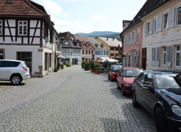 Parkende Fahrzeuge in der Altstadt