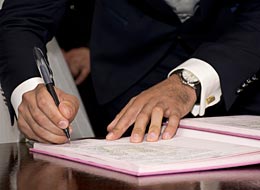 Nahaufnahmen Person unterschreibt Dokument