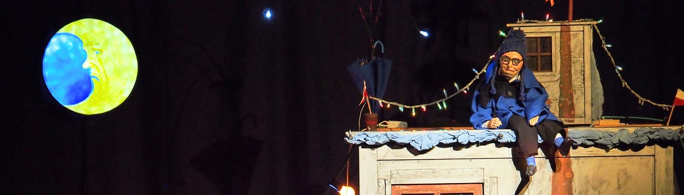 Gernsbacher Puppentheaterwoche Handpuppe auf einem Boot bei mondheller Nacht