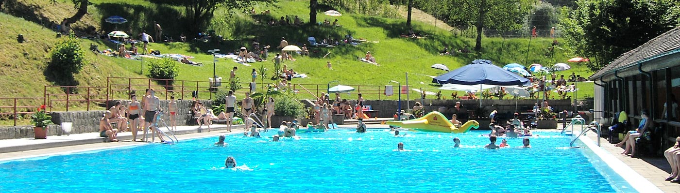 Badegäste im Freibad Obertsrot