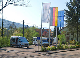 Fünf Wohnmobile stehen auf dem Wohnmobilstellplatz an der Murginsel