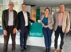 Vier Personen. V.l.n.r.: Gründer und Geschäftsführer Matthias Burster, Bürgermeister Julian Christ, Wirtschaftsförderin Nicoletta Arand, Geschäftsführer Christian Karius.
