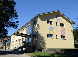 Außenansicht Grundschule Hilpertsau mit großem A, B und C auf der Fassade
