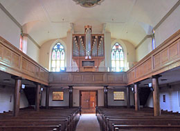 Blick in St. Jakobskirche mit Orgel und farbigen Fenstern