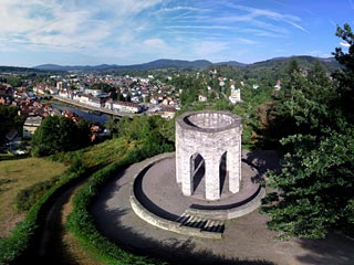 Denkmal am Rumpelstein mit Blick auf Gernsbach