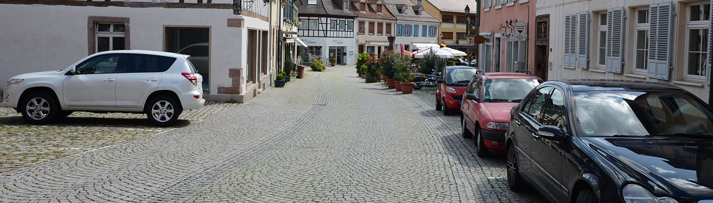 Parkende Autos in der Altstadt