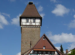 Blick auf Storchenturm mit Torwächterhaus