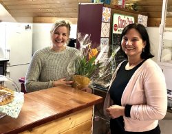 Kaffee und herzliche Begegnungen – Nicoletta Arand (re) und Sabine Sudadze (li) feiern den Start von Café Flora Kaffee und herzliche Begegnungen – Nicoletta Arand (re) und Sabine Sudadze (li) feiern den Start von Café Flora