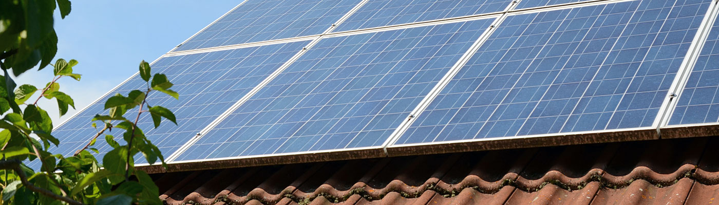 Dach mit Solarzellen Detailansicht Solarzellen