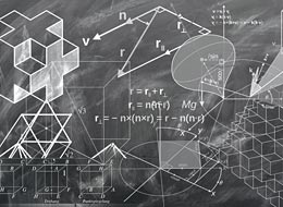 Schultafel mit geometrischen Formeln und Zeichnungen