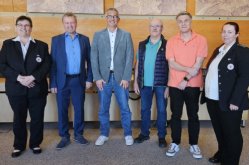 Gruppenfoto, v.l.n.r.: Uta Hertweck (Schatzmeisterin DRK), Bürgermeister Stellvertreter Uwe Meyer, Jürgen Burkhardt (150 Spenden), Gebhard Strobel (100 Spenden), Patrick Merkel (100 Spenden) und Denise Repp (Bereitschaftsleiterin DRK).