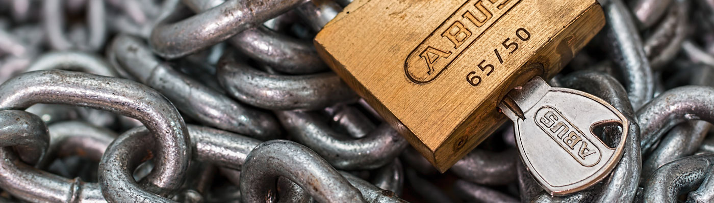 Metallkette und Vorhängeschloss mit Schlüssel