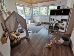 Spielzimmer mit Regalen in der Krippe Löwenzahn