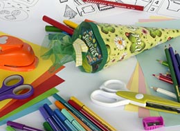Foto: Pixabay.com Schultüte und Stifte, Scheren und Papier liegen auf einem Tisch